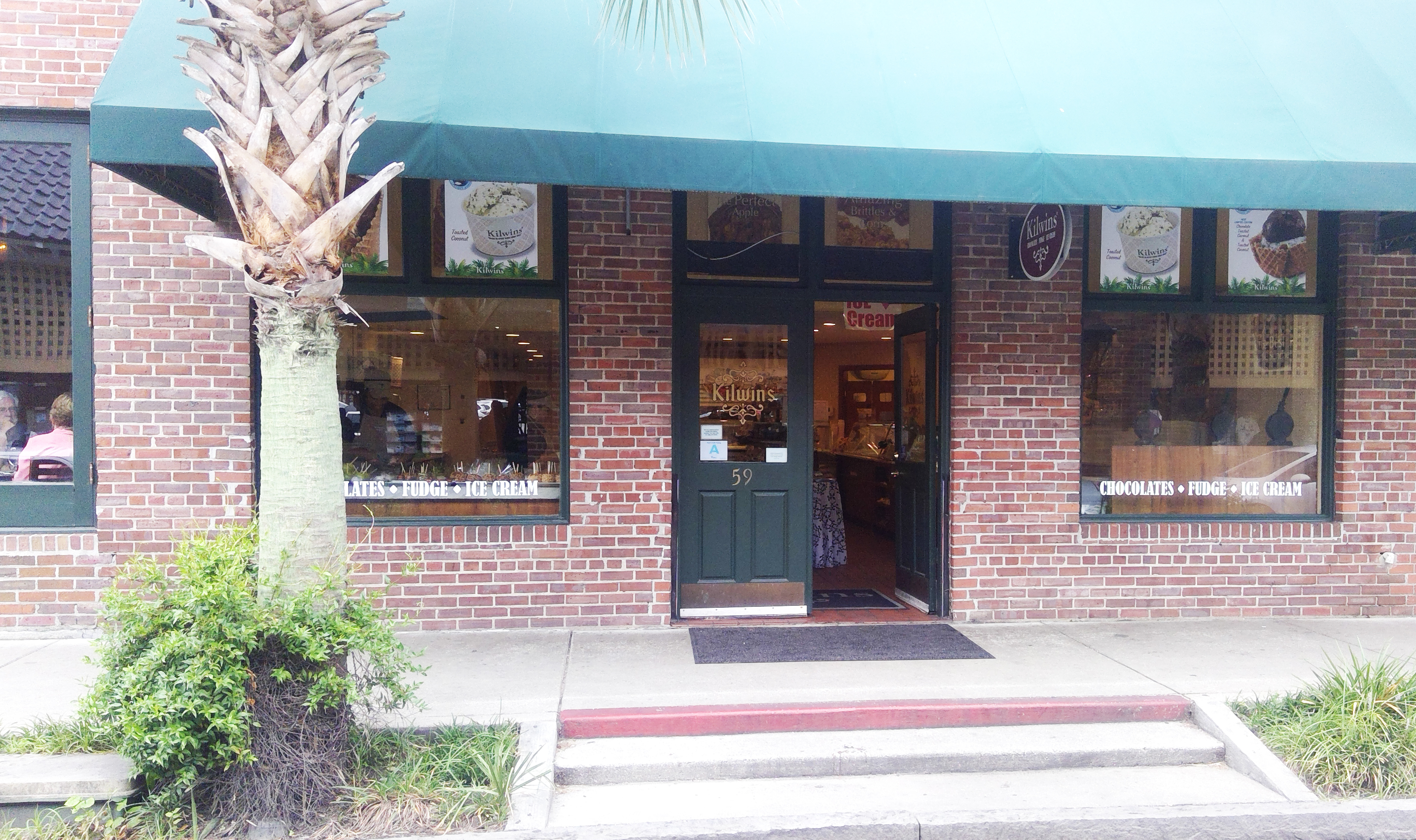 Picture of the Kilwins Charleston store front