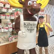 Picture of the Kilwins Moose with an employee